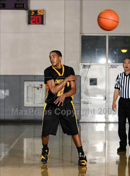Thumbnail 3 in Verdugo Hills vs. King-Drew (Lynwood Christmas Challenge) photogallery.