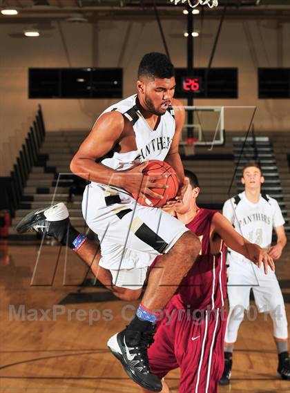 Thumbnail 1 in Palos Verdes Peninsula vs. Colton (MaxPreps Holiday Classic) photogallery.
