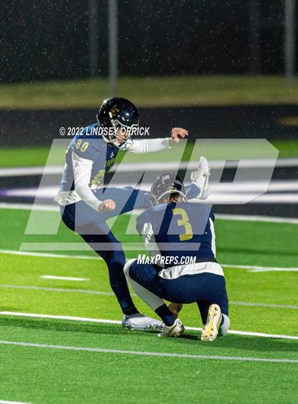 Thumbnail 2 in Lake Creek vs. Rouse (UIL 5A D2 Region III Area Playoff) photogallery.