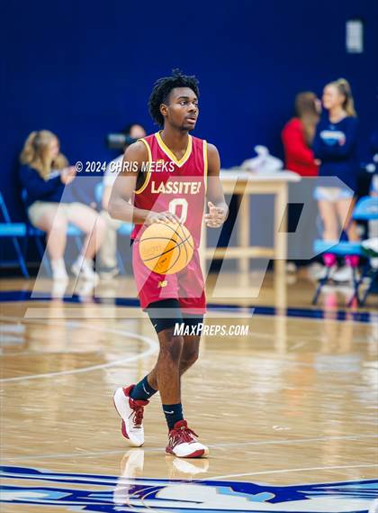 Thumbnail 1 in Lassiter vs Forest (Hounds Holiday Hoop Classic) photogallery.