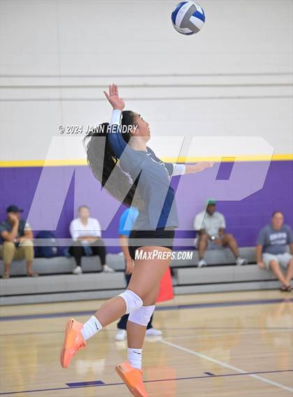 Thumbnail 3 in Sierra Canyon vs. Carrollwood Day (Durango Fall Classic) photogallery.