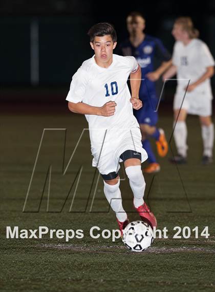 Thumbnail 3 in Carlsbad vs. Loyola (CIF SoCal Regional D1 Final) photogallery.