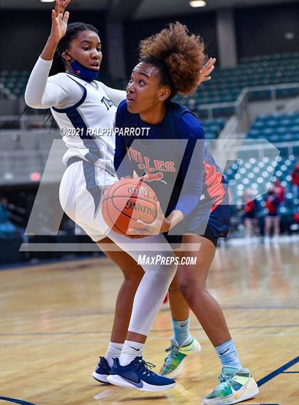 Thumbnail 3 in Fort Bend Dulles vs. Tompkins (UIL 6A  Quarterfinal) photogallery.