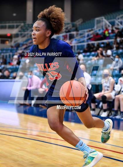 Thumbnail 2 in Fort Bend Dulles vs. Tompkins (UIL 6A  Quarterfinal) photogallery.