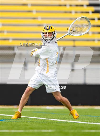 Thumbnail 3 in St. Ignatius vs. St. Xavier (OHSAA Division 1 Final) photogallery.
