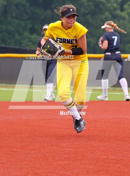 Thumbnail 1 in Rock Hill vs. Forney (UIL 5A Regional Semifinal) photogallery.