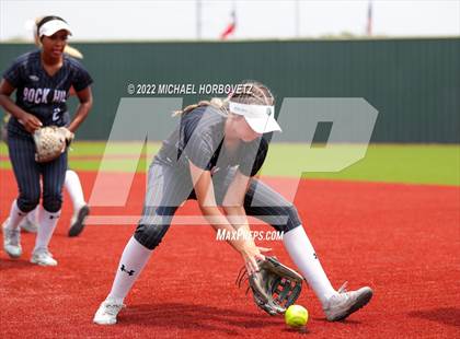 Thumbnail 2 in Rock Hill vs. Forney (UIL 5A Regional Semifinal) photogallery.