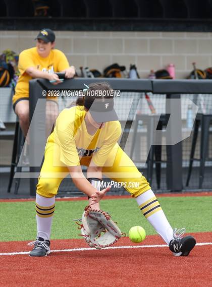 Thumbnail 3 in Rock Hill vs. Forney (UIL 5A Regional Semifinal) photogallery.