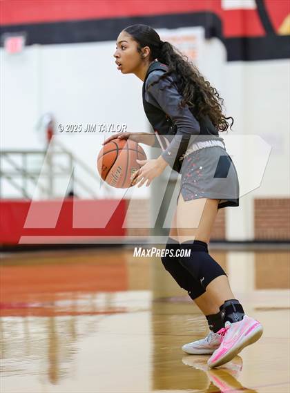 Thumbnail 3 in Lake Belton vs Nolan Catholic (AutoWorld Chevrolet GMC Year-End Classic) photogallery.