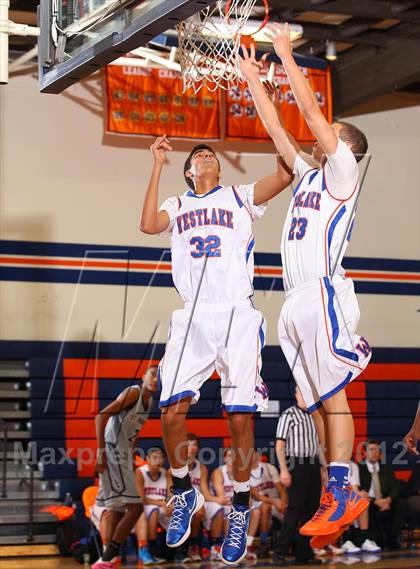 Thumbnail 2 in St. Genevieve vs. Westlake (Chaminade Christmas Classic) photogallery.