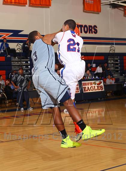 Thumbnail 2 in St. Genevieve vs. Westlake (Chaminade Christmas Classic) photogallery.
