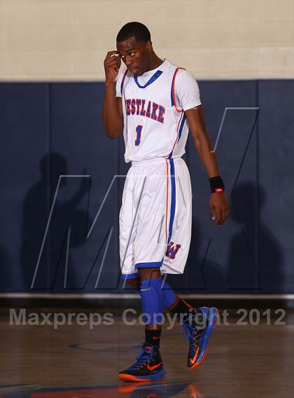 Thumbnail 3 in St. Genevieve vs. Westlake (Chaminade Christmas Classic) photogallery.