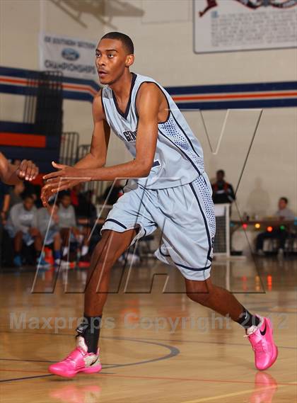 Thumbnail 1 in St. Genevieve vs. Westlake (Chaminade Christmas Classic) photogallery.