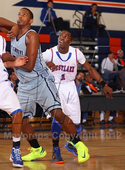 Thumbnail 2 in St. Genevieve vs. Westlake (Chaminade Christmas Classic) photogallery.