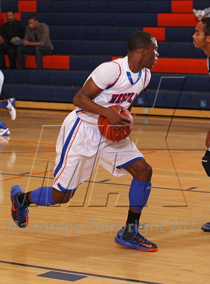 Thumbnail 2 in St. Genevieve vs. Westlake (Chaminade Christmas Classic) photogallery.
