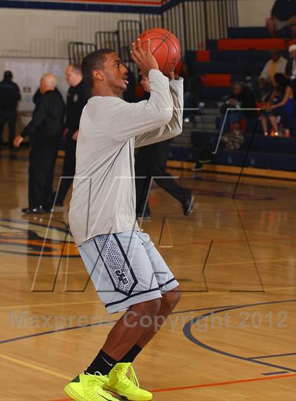 Thumbnail 3 in St. Genevieve vs. Westlake (Chaminade Christmas Classic) photogallery.