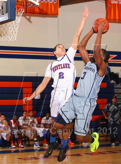 Thumbnail 3 in St. Genevieve vs. Westlake (Chaminade Christmas Classic) photogallery.