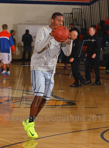 Thumbnail 2 in St. Genevieve vs. Westlake (Chaminade Christmas Classic) photogallery.
