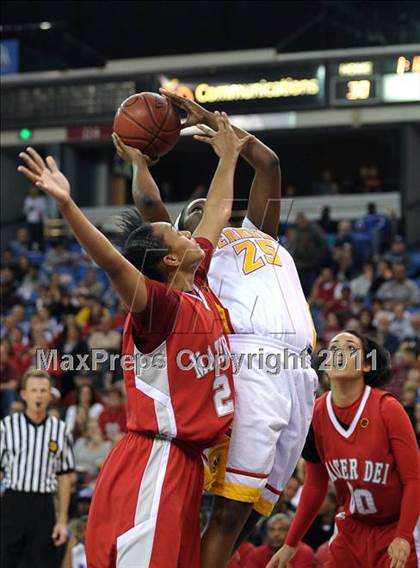 Thumbnail 3 in Mater Dei vs. Berkeley (CIF State D1 Final) photogallery.