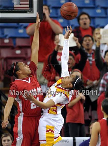 Thumbnail 3 in Mater Dei vs. Berkeley (CIF State D1 Final) photogallery.