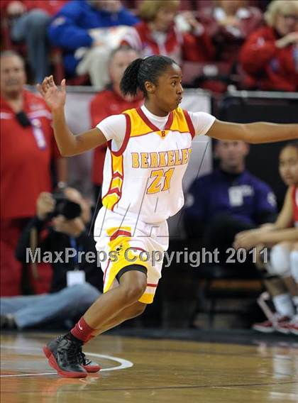 Thumbnail 1 in Mater Dei vs. Berkeley (CIF State D1 Final) photogallery.