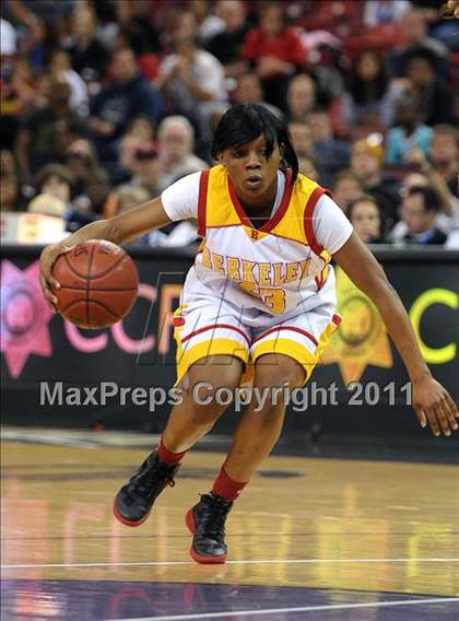 Thumbnail 1 in Mater Dei vs. Berkeley (CIF State D1 Final) photogallery.