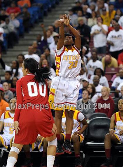 Thumbnail 1 in Mater Dei vs. Berkeley (CIF State D1 Final) photogallery.