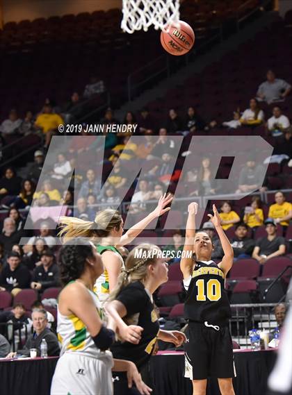 Thumbnail 1 in Eureka vs. Mineral County (NIAA 1A Final) photogallery.