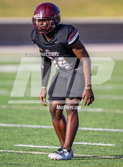 Thumbnail 1 in Heights vs. Stratford (UIL 6A D2 Football Bi-District) photogallery.