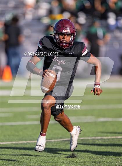 Thumbnail 1 in Heights vs. Stratford (UIL 6A D2 Football Bi-District) photogallery.