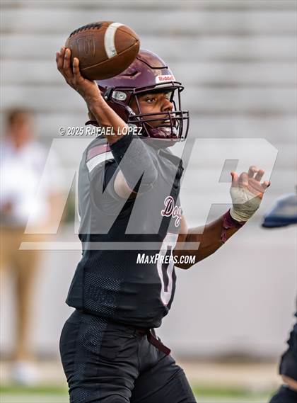 Thumbnail 1 in Heights vs. Stratford (UIL 6A D2 Football Bi-District) photogallery.