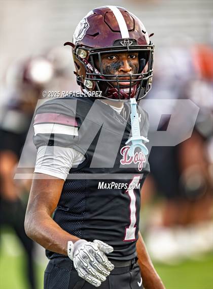 Thumbnail 1 in Heights vs. Stratford (UIL 6A D2 Football Bi-District) photogallery.