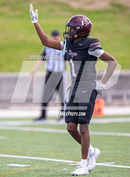 Thumbnail 1 in Heights vs. Stratford (UIL 6A D2 Football Bi-District) photogallery.