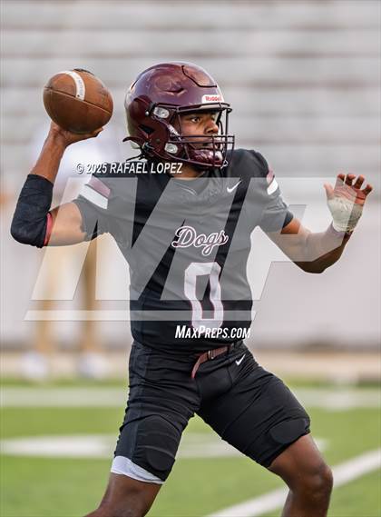 Thumbnail 3 in Heights vs. Stratford (UIL 6A D2 Football Bi-District) photogallery.