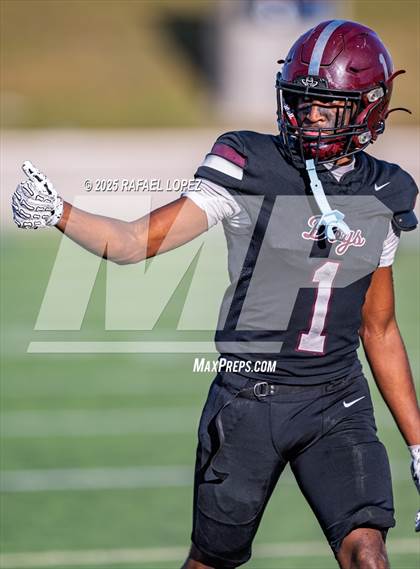 Thumbnail 1 in Heights vs. Stratford (UIL 6A D2 Football Bi-District) photogallery.