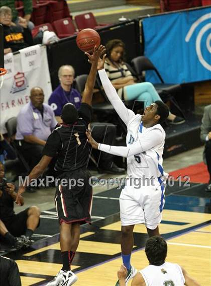 Thumbnail 2 in Alemany vs. Sacred Heart Cathedral (CIF State D3 Final) photogallery.