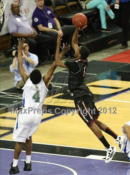 Thumbnail 2 in Alemany vs. Sacred Heart Cathedral (CIF State D3 Final) photogallery.