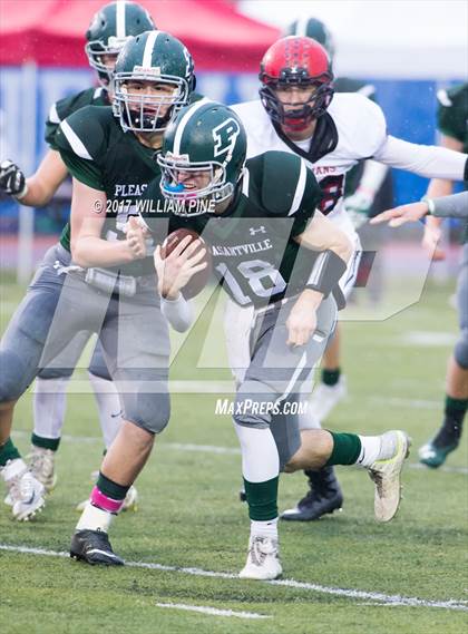 Thumbnail 3 in Glens Falls vs. Pleasantville (NYSPHSAA Class B Semifinal) photogallery.