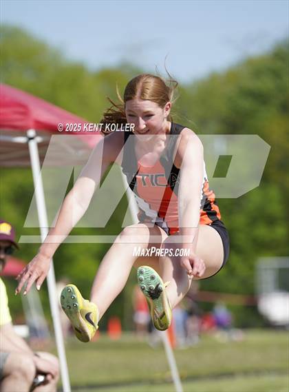 Thumbnail 2 in Utica Eisenhower @ Romeo (MHSAA Regional) photogallery.