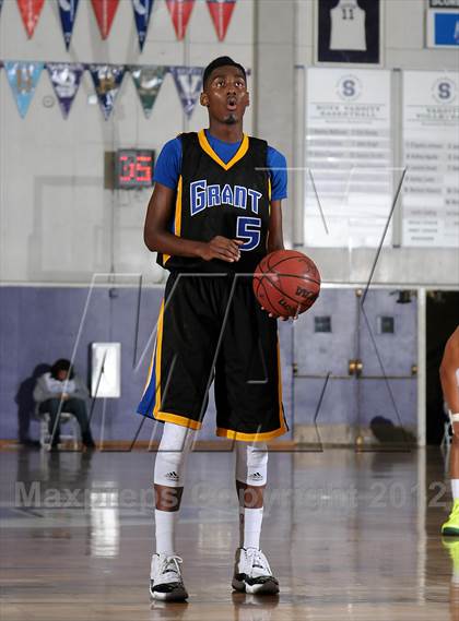 Thumbnail 2 in Grant vs. Ponderosa (St. Hope Elite Hoops Classic) photogallery.