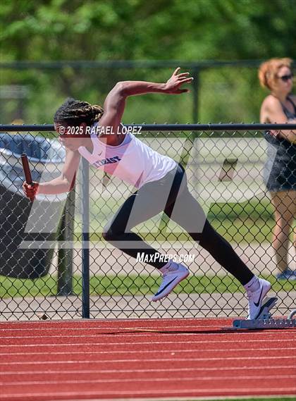 Thumbnail 2 in Lake Houston Conquerors Invitational (4x100M) photogallery.