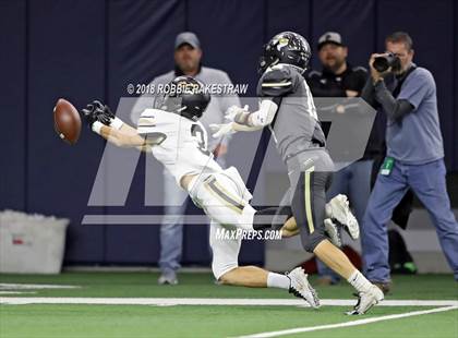 Thumbnail 2 in Pittsburg vs. Pleasant Grove (UIL 4A Division 2 Quarterfinal) photogallery.