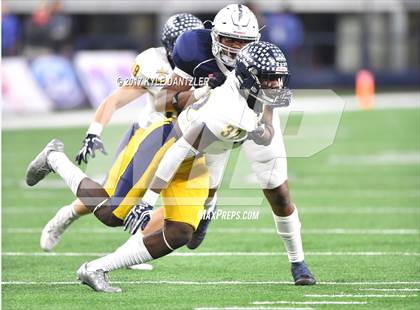 Thumbnail 3 in Manvel vs. Highland Park (UIL 5A Division 1 Final) photogallery.