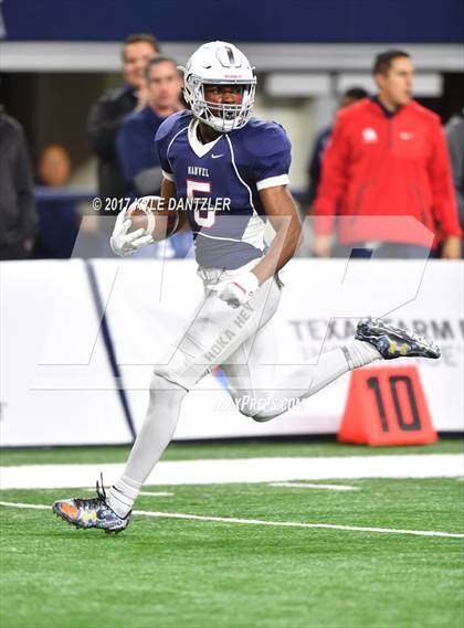 Thumbnail 3 in Manvel vs. Highland Park (UIL 5A Division 1 Final) photogallery.