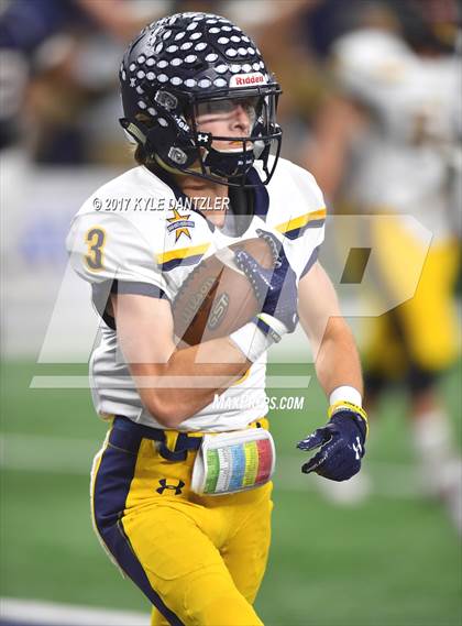 Thumbnail 2 in Manvel vs. Highland Park (UIL 5A Division 1 Final) photogallery.