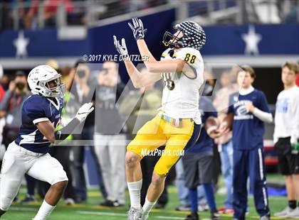 Thumbnail 2 in Manvel vs. Highland Park (UIL 5A Division 1 Final) photogallery.