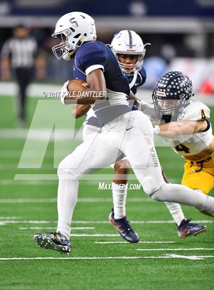 Thumbnail 2 in Manvel vs. Highland Park (UIL 5A Division 1 Final) photogallery.