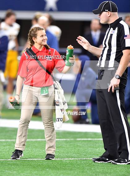 Thumbnail 3 in Manvel vs. Highland Park (UIL 5A Division 1 Final) photogallery.