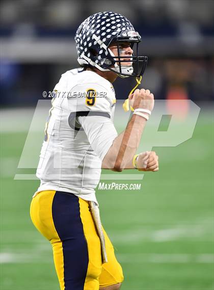 Thumbnail 1 in Manvel vs. Highland Park (UIL 5A Division 1 Final) photogallery.