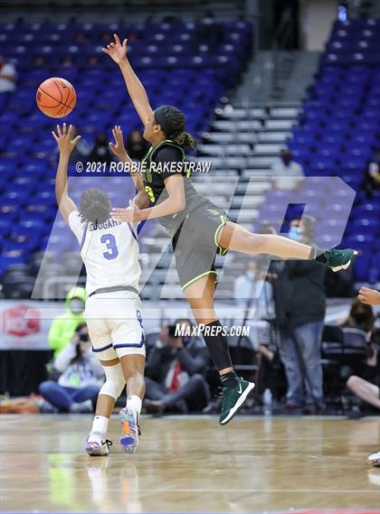 Thumbnail 3 in Cypress Creek vs. DeSoto (UIL 6A Final) photogallery.